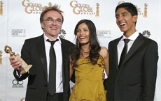 Đạo diễn người Anh Danny Boyle (trái) với giải thưởng đạo diễn xuất sắc nhất